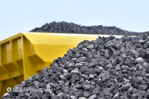 堆原材料碎石與碎石加工的關(guān)鍵流程及應(yīng)用